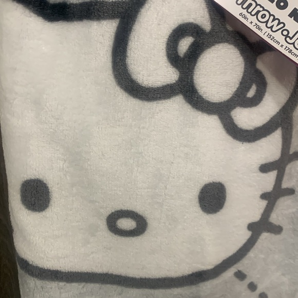 New Hello Kitty White & Gray Diamond 60 x 70 Plush Throw Blanket New With Tag - Picture 3 of 8